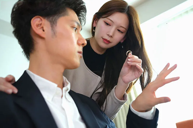 Vợ yêu đi đi chơi, ông chồng ở nhà bị nhỏ em người vợ gạ làm tình không trượt phát nào